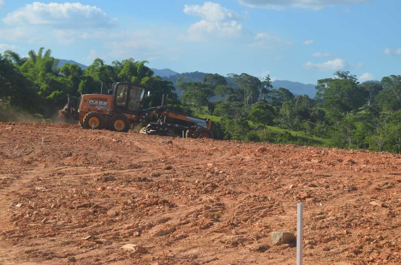 Prefeitura de Camacã abre novas ruas em Bairro